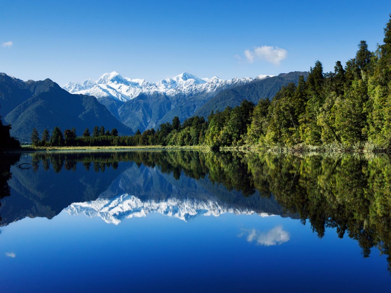 高山湖水倒影风景电脑桌面动漫壁纸推荐