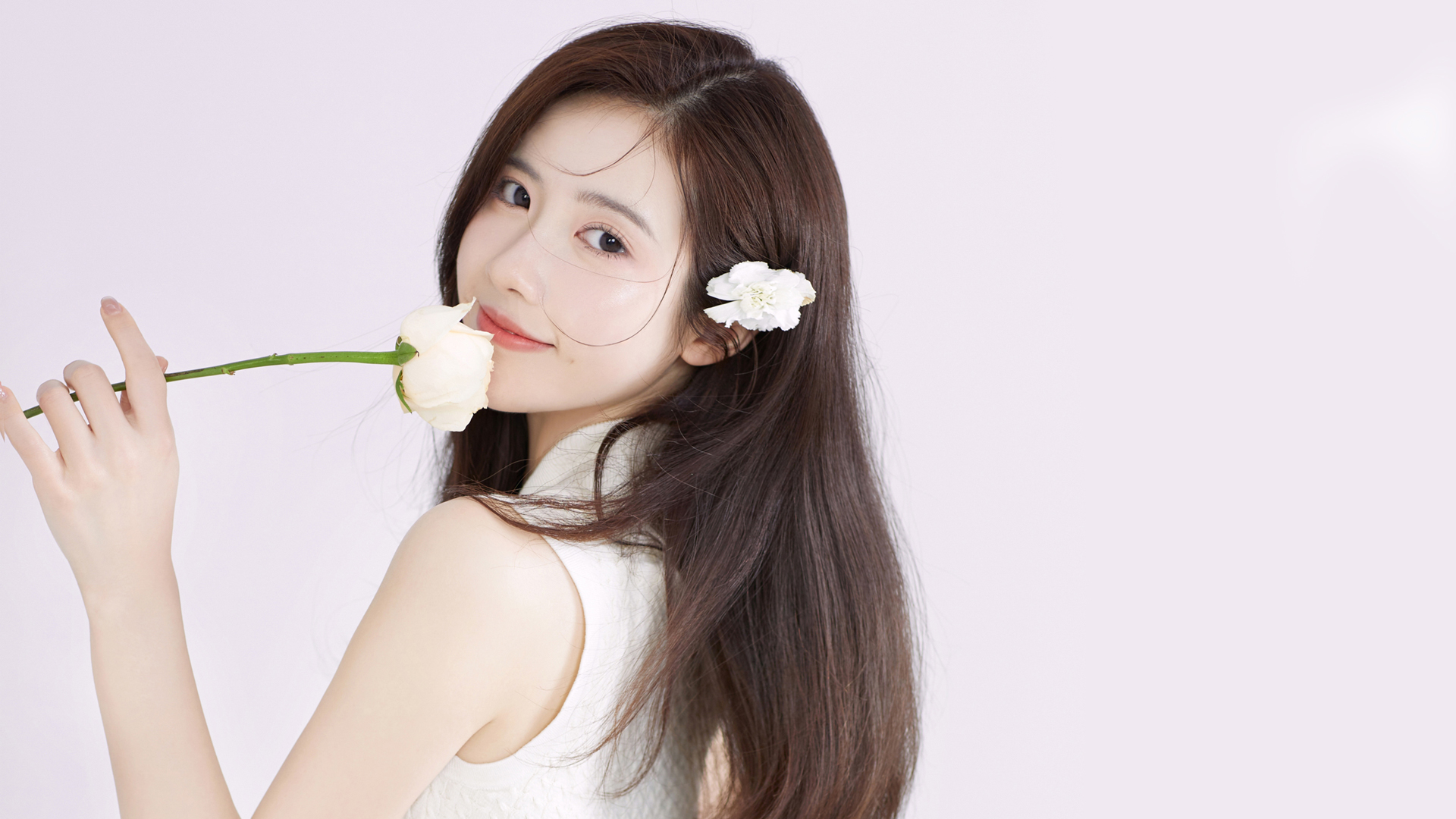 带鲜花的清新回眸美女 多款4K高清壁纸可下载