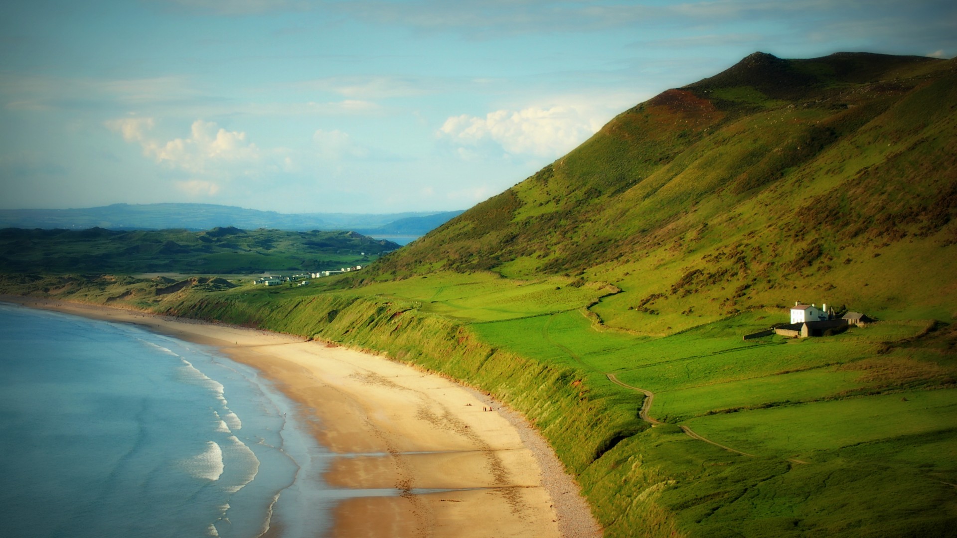 海岸山屋天空风景 多款适配电脑桌面壁纸推荐