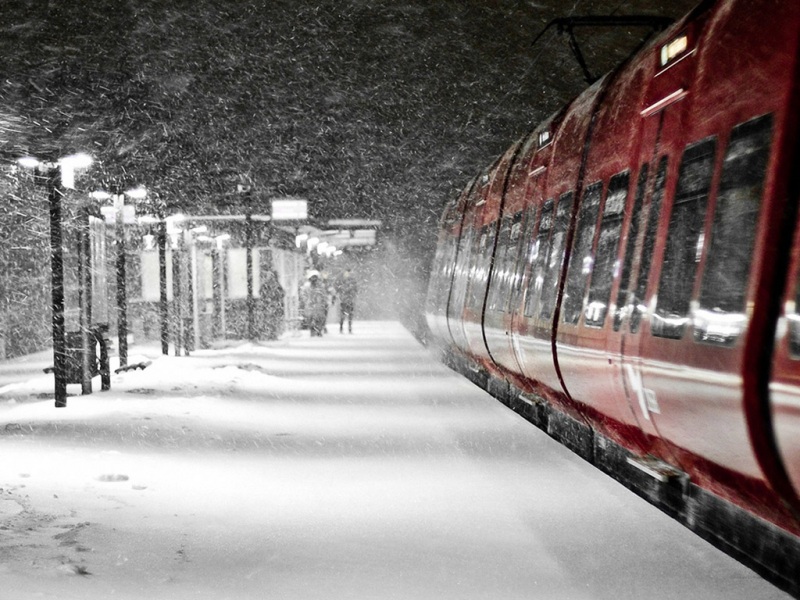 夜晚雪中列车电脑动漫桌面壁纸分享