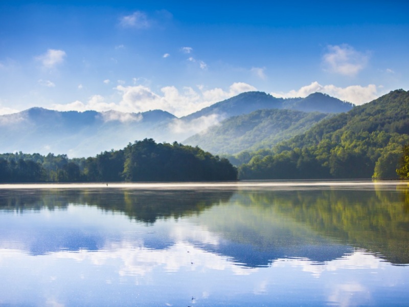 这款自然风景电脑壁纸太治愈了！蓝天白云森林湖泊高山全都有