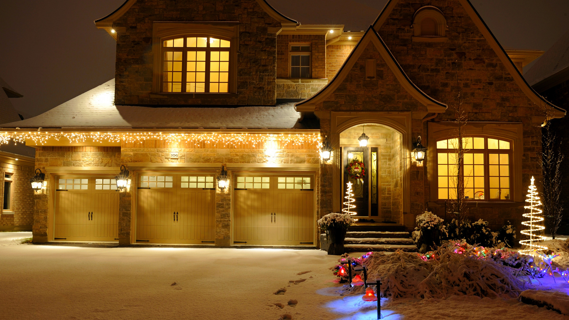 圣诞夜下雪的金碧辉煌冬日壁纸上新