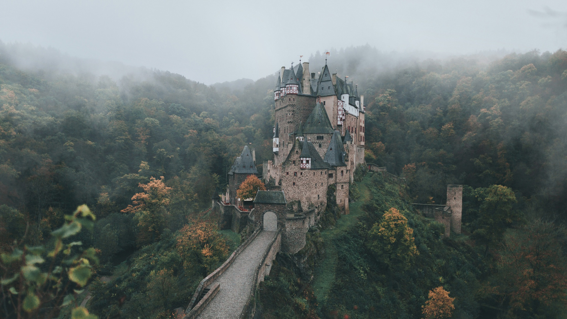 秋日森林城堡风景电脑壁纸推荐