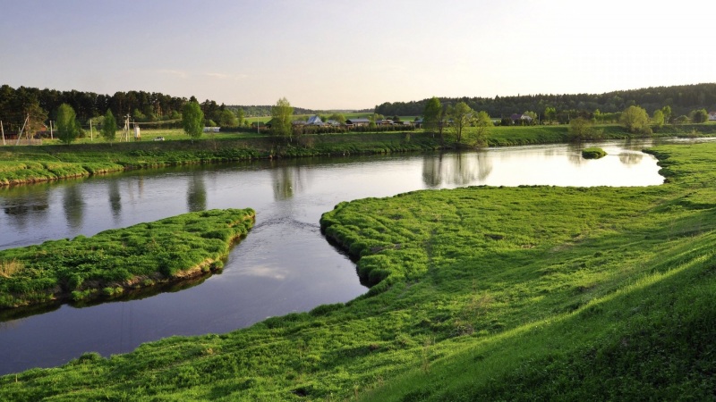 带河流草地果岭的乡村风景电脑动漫壁纸