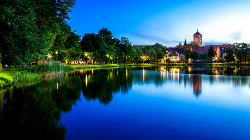 湖畔屋舍灯火倒影风景壁纸