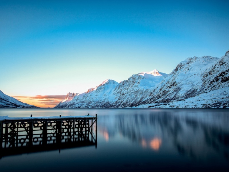冬日山湖码头雪景壁纸！多款高清尺寸可选的桌面自然风景图