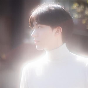 这里的内容是一个头像网站的页面代码，包含大量网站框架、脚本和冗余信息，核心有效内容是提供12张高清真人单人情侣头像素材。按照要求重写如下：