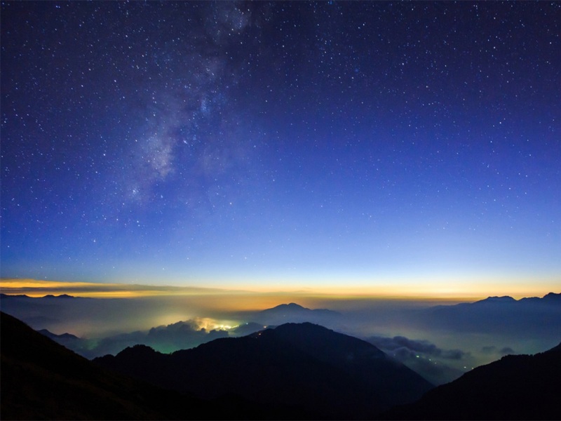 这款丘陵繁星夜景壁纸太适合当桌面了！