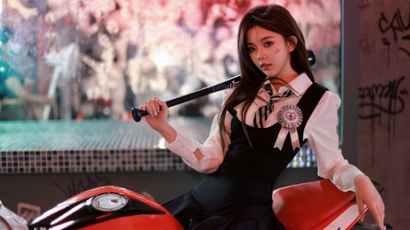 带摩托车的元气少女 高清电脑桌面壁纸分享