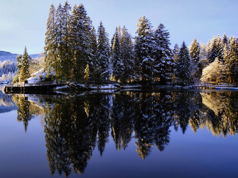 冬日湖林天空自然风 电脑动漫桌面壁纸分享
