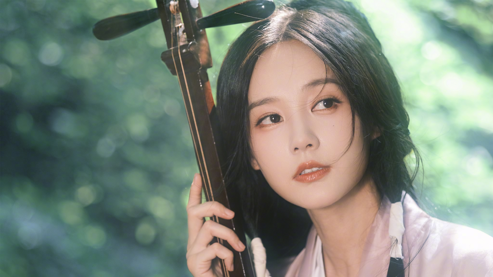 李一桐手持乐器的古风造型高清壁纸来啦