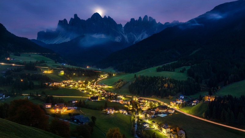 山脚下的静谧小镇夜景 适配多尺寸的电脑动漫风景壁纸