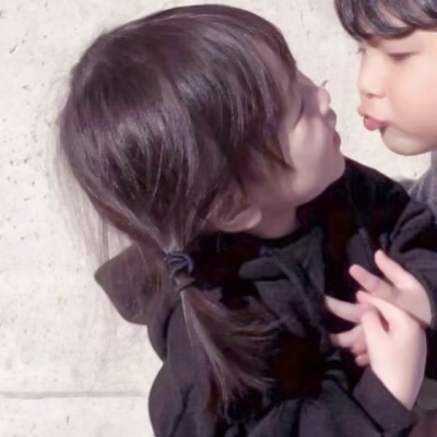 6组超萌萌娃亲嘴情侣头像 可爱小男孩小女孩头像合集