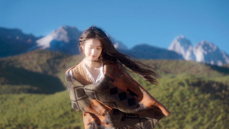 户外阳光清纯长发美女 清新感高清电脑壁纸推荐