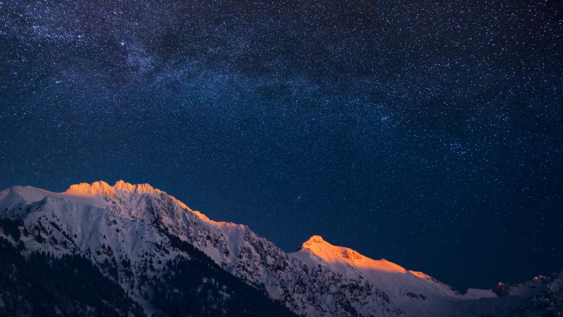 阿尔卑斯山配银河的电脑动漫壁纸，适配多款显示器尺寸
