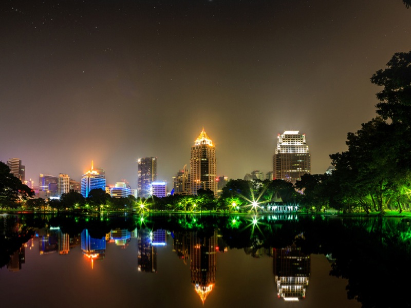 曼谷夜晚池塘灯火的动漫风电脑壁纸来了