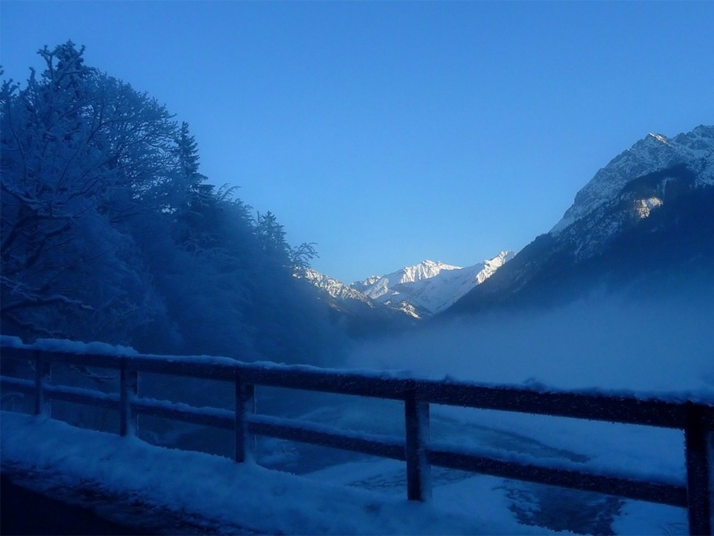 冬日雪山霜雾自然宽屏壁纸推荐