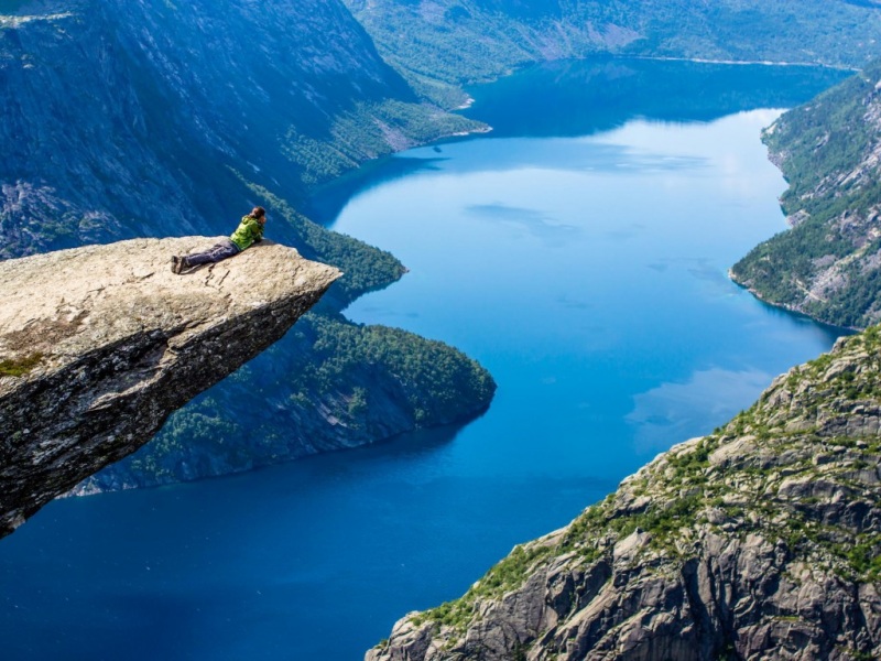 山顶女孩与山石的风景壁纸
