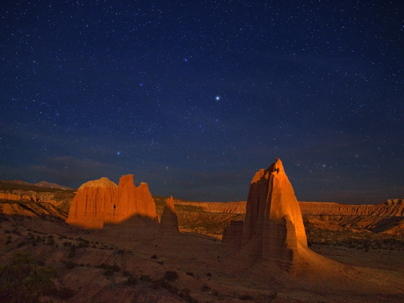 星空沙漠岩石电脑壁纸