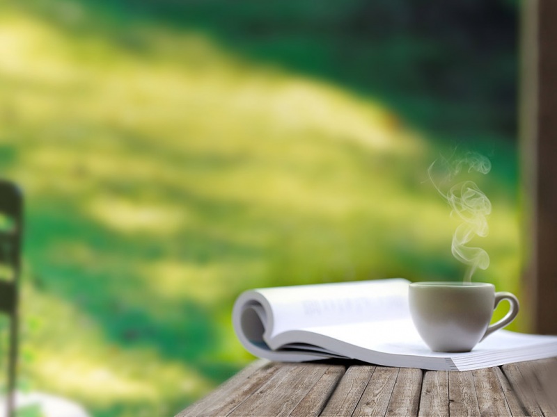 一杯茶配一本书的治愈电脑桌面壁纸来了