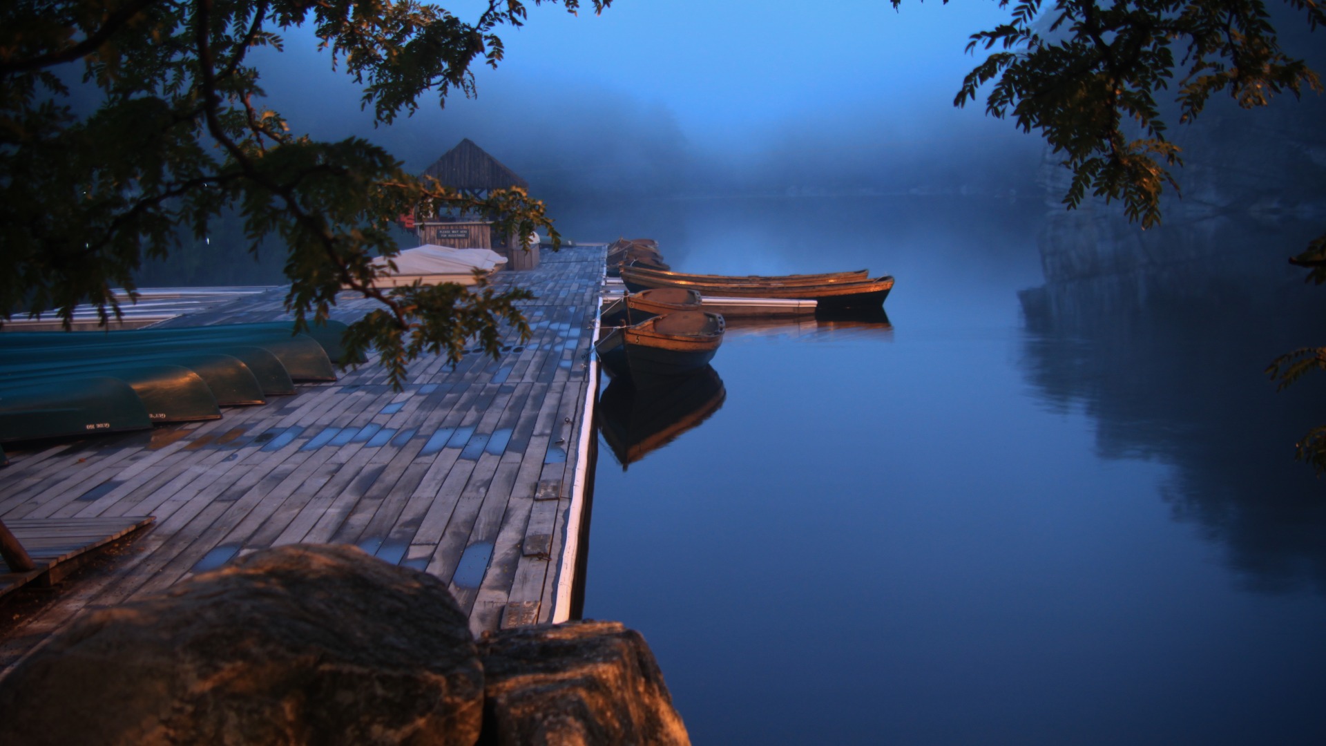 超治愈！湖边码头小船风景动漫电脑壁纸