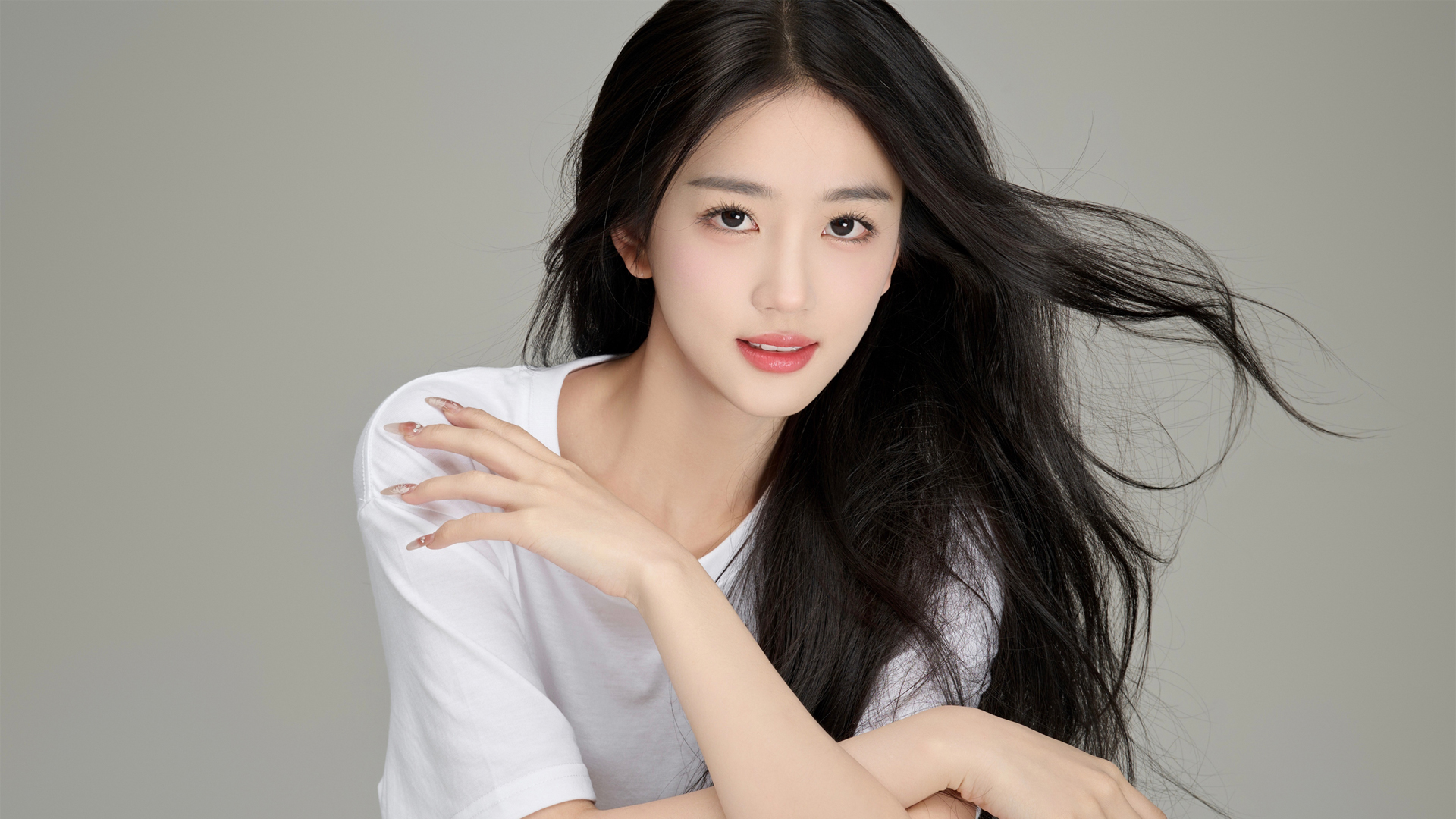 长发白衣美女潘敏高清壁纸资源分享