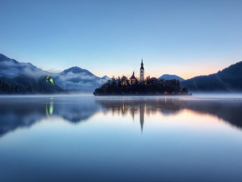 斯洛文尼亚湖畔教堂倒影 多款高清宽屏风景壁纸等你下载
