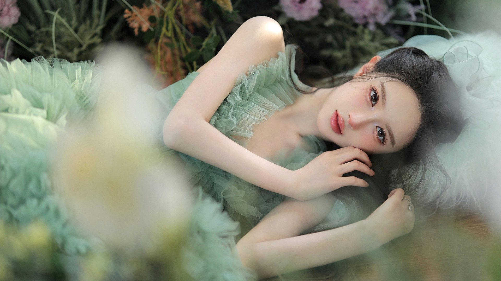 绿色裙子配鲜花的美女高清壁纸来啦