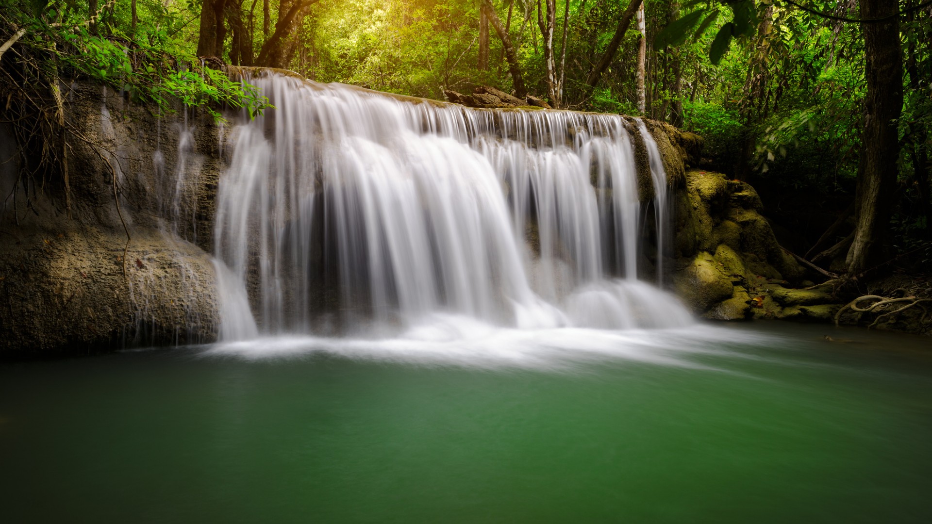 森林树木河流瀑布自然风景电脑桌面壁纸分享