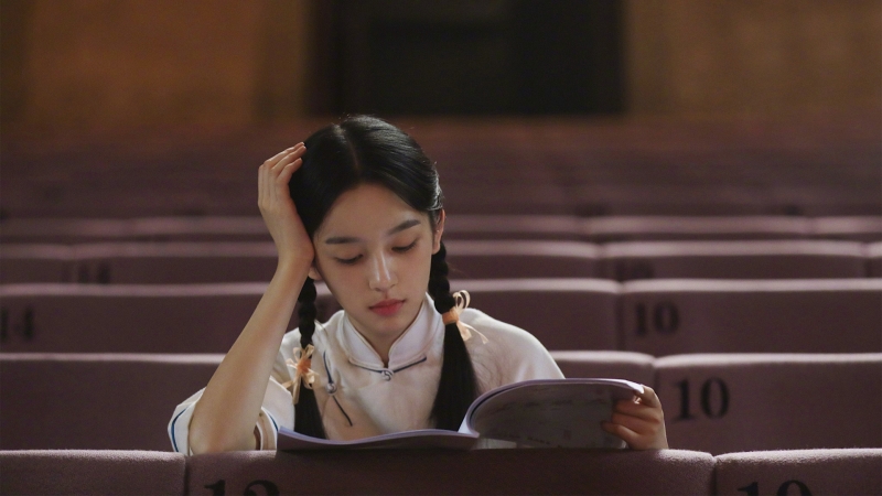 周也座位阅读造型高清电脑壁纸下载