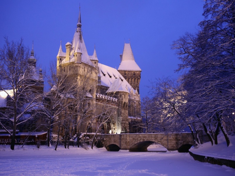 布达佩斯冬日雪后沃伊达奇城堡风景壁纸