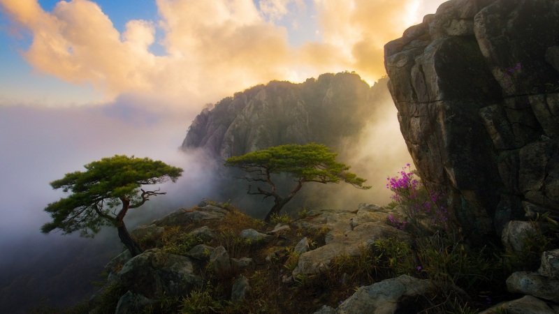 这款带天空云山海岩的自然风电脑壁纸，有多款高清分辨率可选
