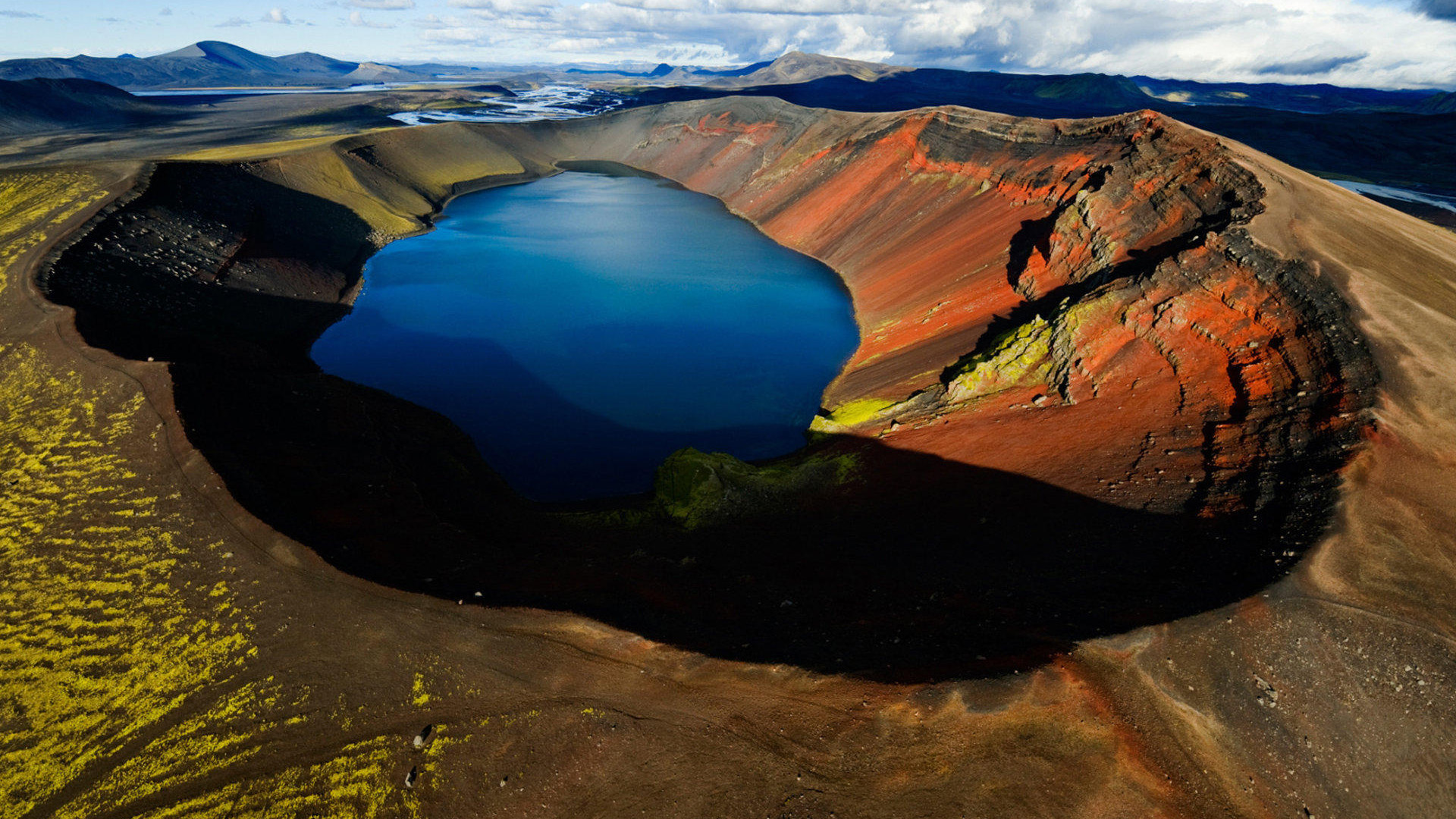 火山口湖泊宽屏壁纸上新 多款分辨率可选