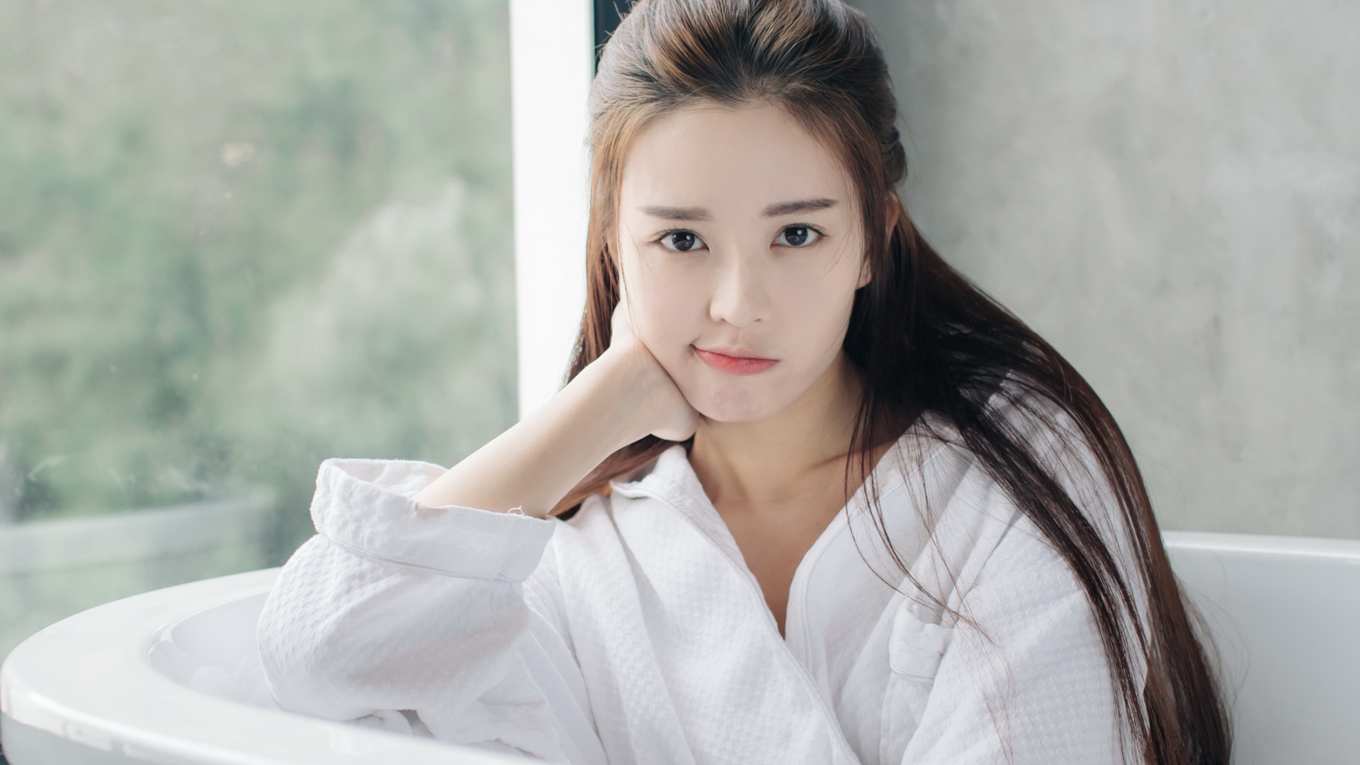 温心穿白睡衣嘟嘴卖萌 这套居家照太适合当电脑壁纸了