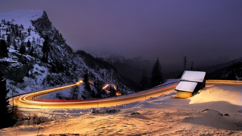 冬天夜晚雪山路小屋风景壁纸