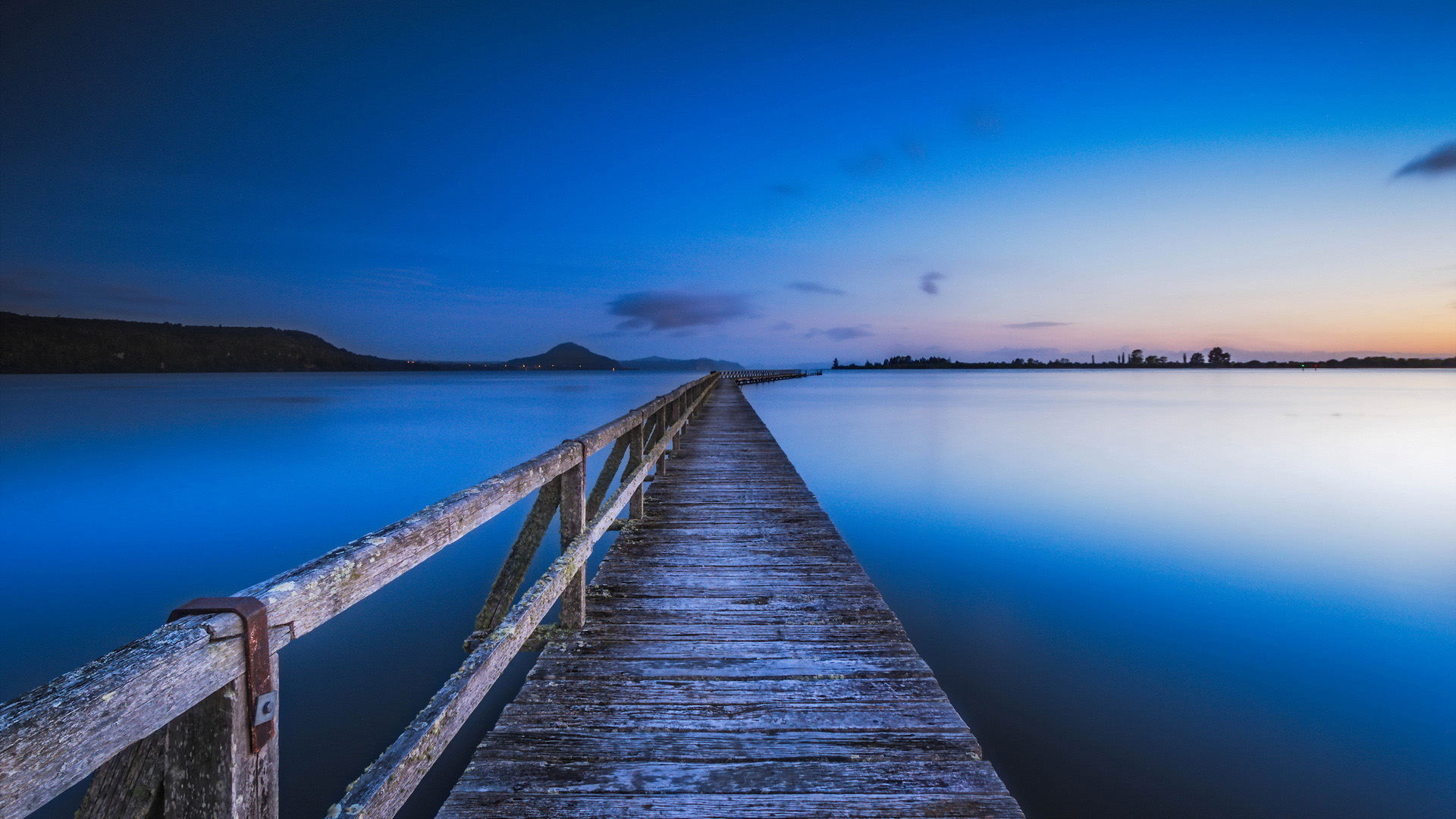 湖边小桥氛围感拉满！这款动漫风景壁纸适配多种电脑屏幕