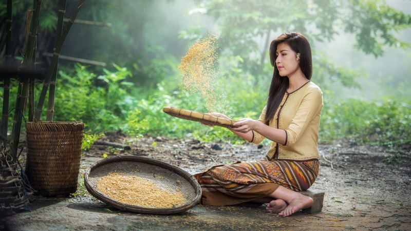 山村竹景里穿靓装的劳作美女壁纸推荐