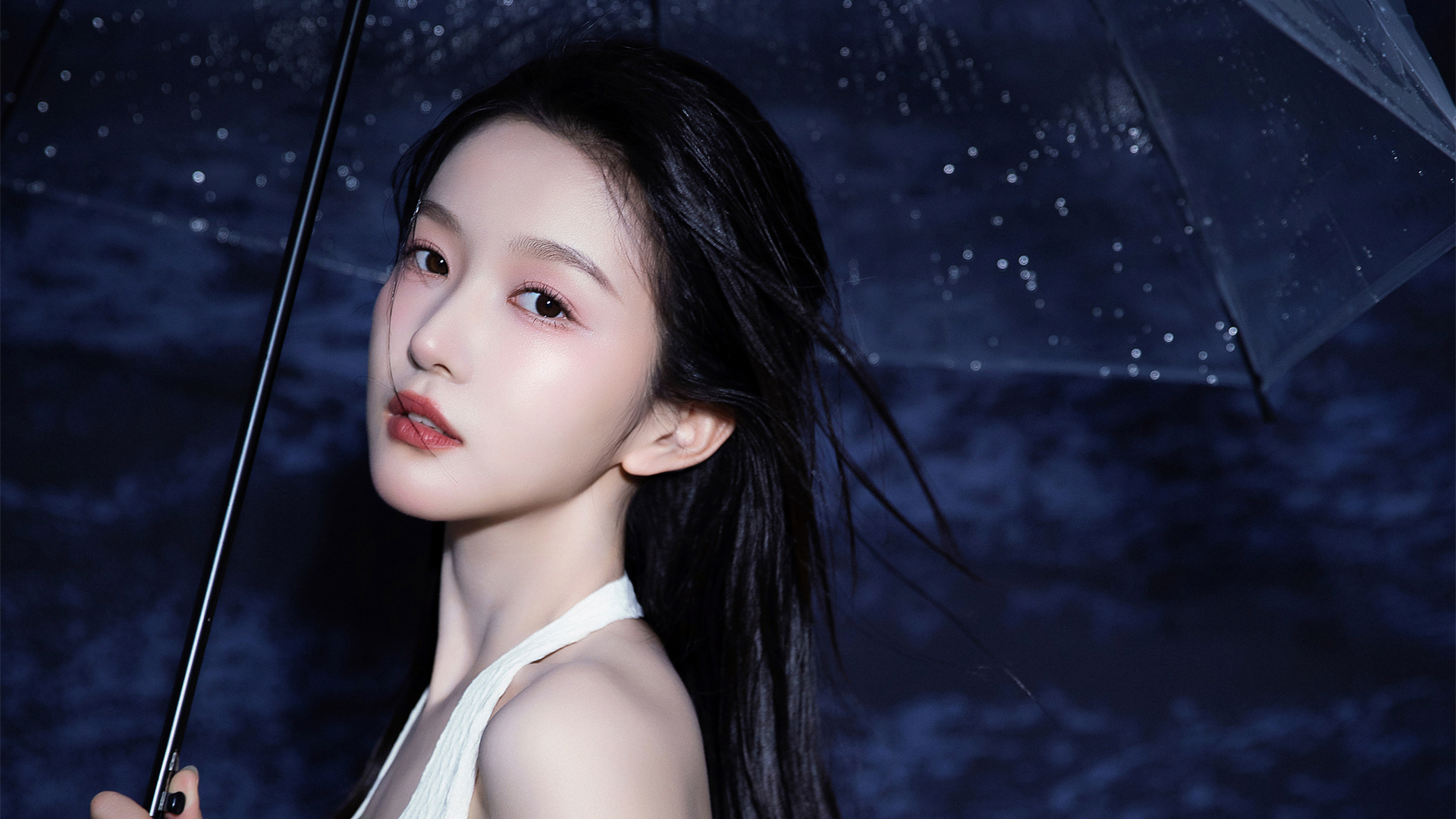 撑伞清纯美女回眸高清壁纸来了，多款分辨率可选