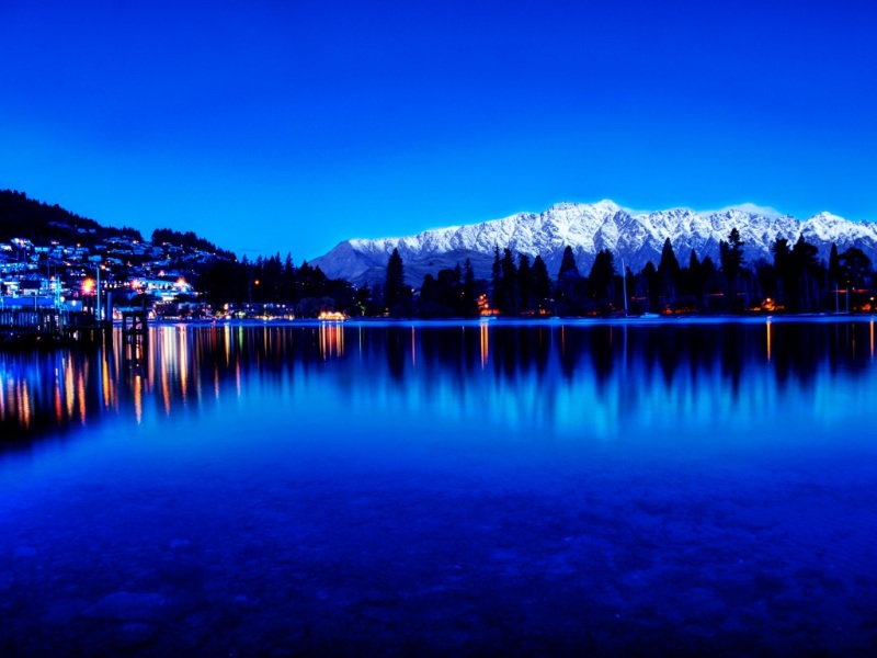 把山野湖城黄昏搬进屏幕！这款动漫风电脑壁纸太绝了