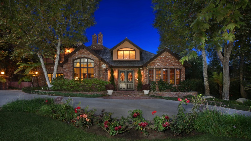 夜晚草坪小屋花坛风景高清壁纸下载