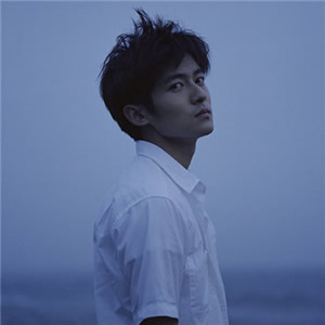 这里的内容是一个头像网站的页面代码，包含大量网站框架、脚本和冗余信息，核心有效内容是提供12张高清真人单人情侣头像素材。按照要求重写如下：