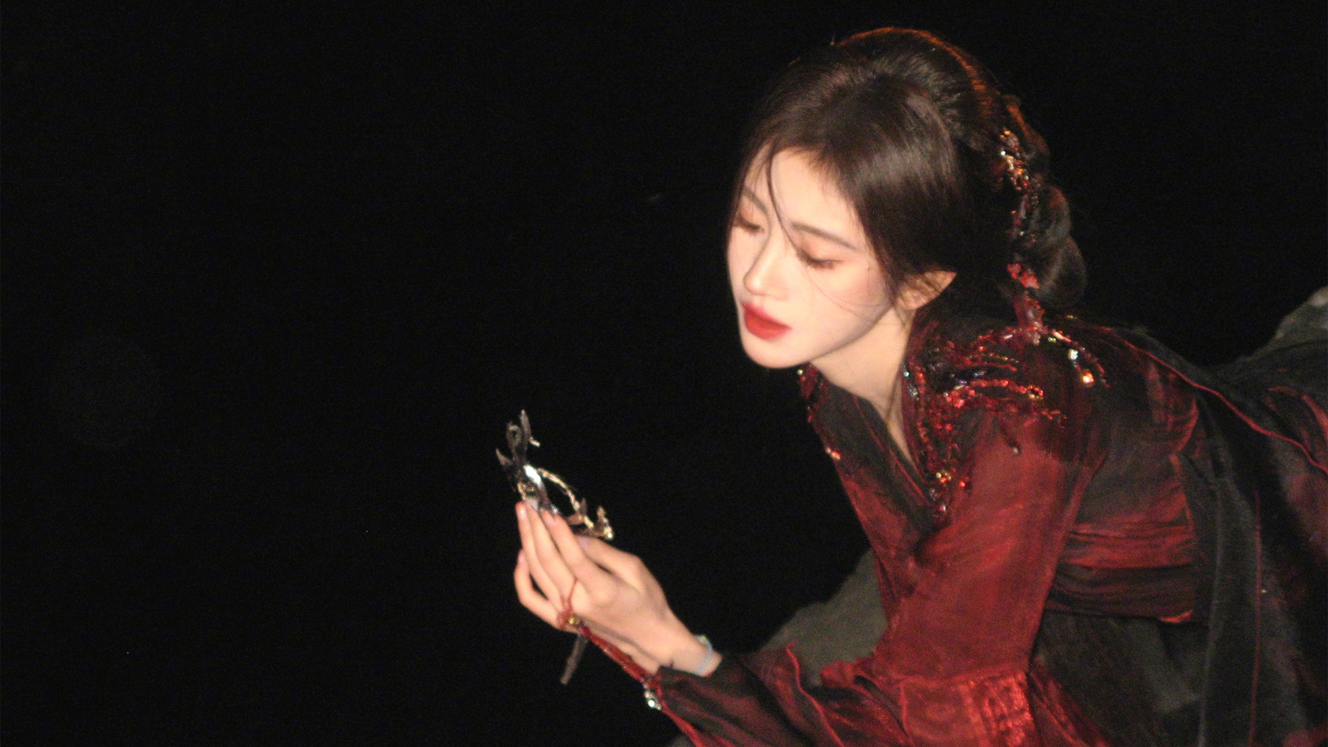鞠婧祎黑红古装造型电脑壁纸 高清款直接存