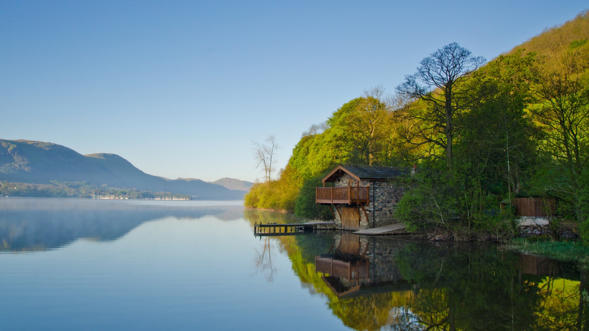 湖树房子组成的清新自然风景电脑动漫壁纸