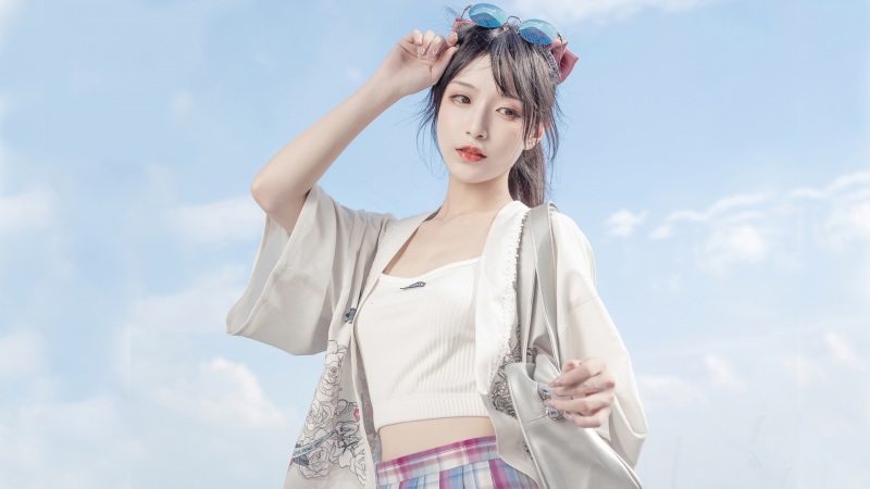 搭配天空阳光墨镜的养眼美女高清壁纸合集