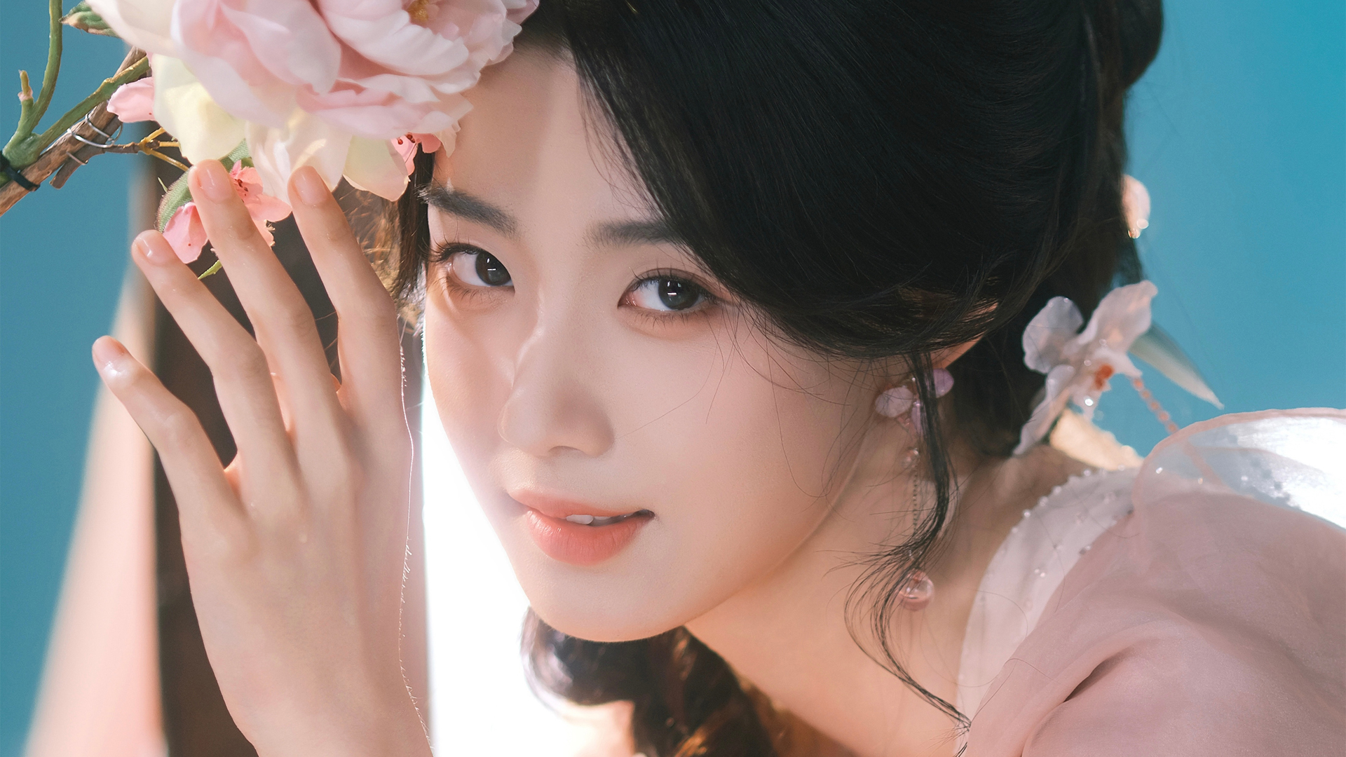 卢昱晓氛围感花系电脑壁纸上新 多款高清尺寸可选