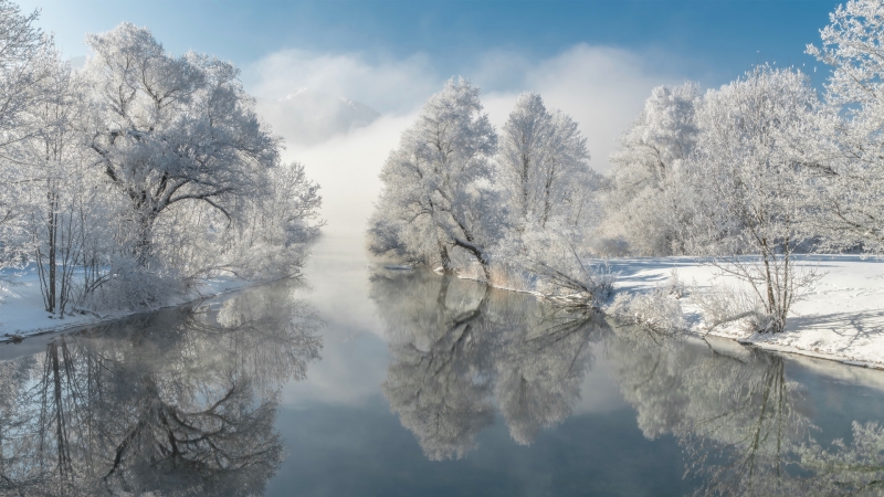 冬日雪景林河倒影高清电脑壁纸推荐