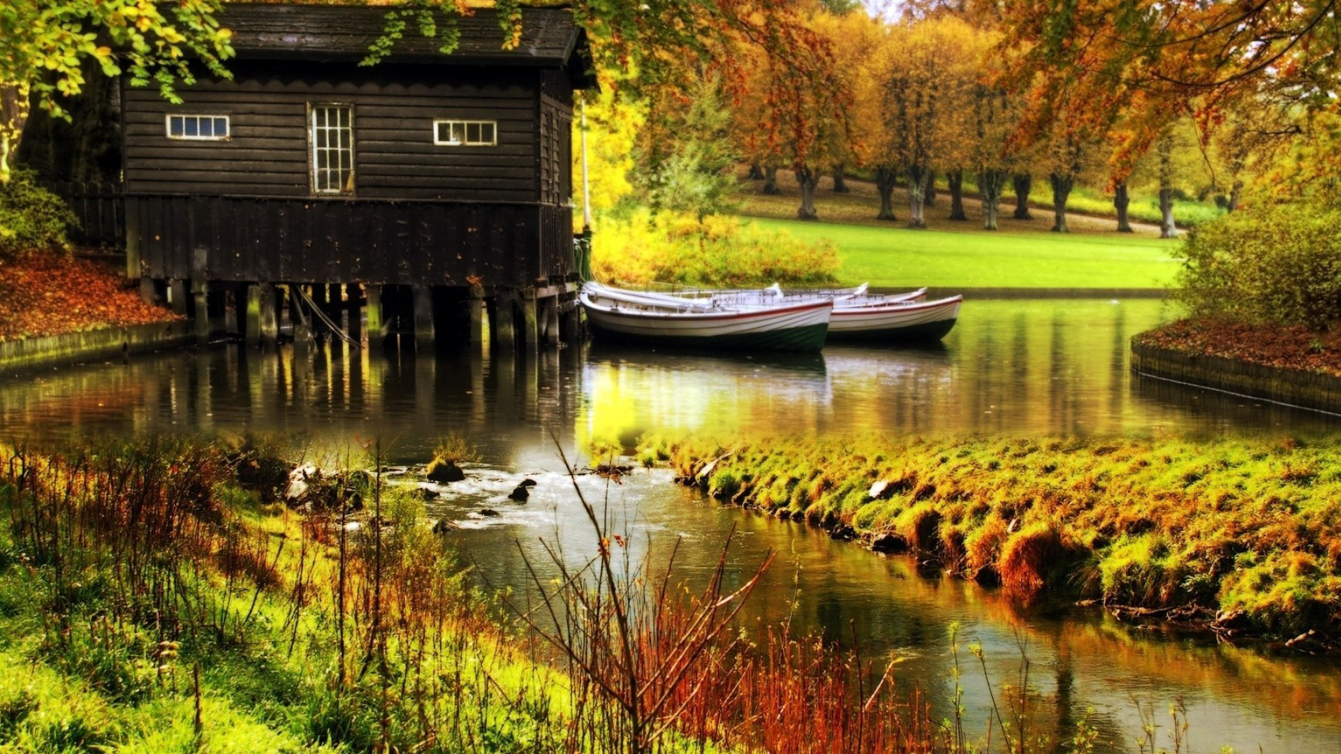 秋日森林河流小屋 氛围感拉满的电脑桌面壁纸