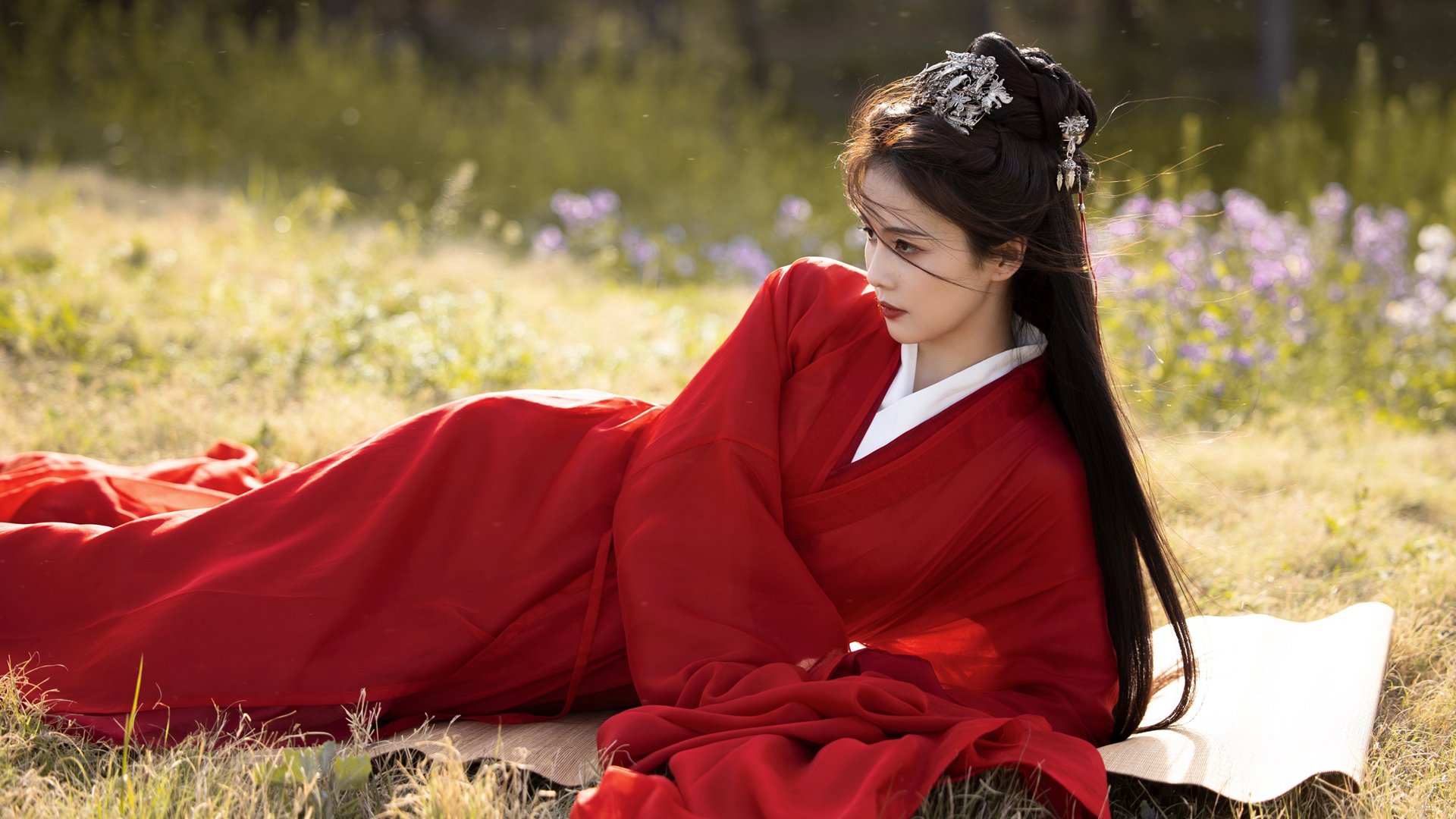 红色古风造型白鹿户外侧躺 多款高清电脑壁纸可选