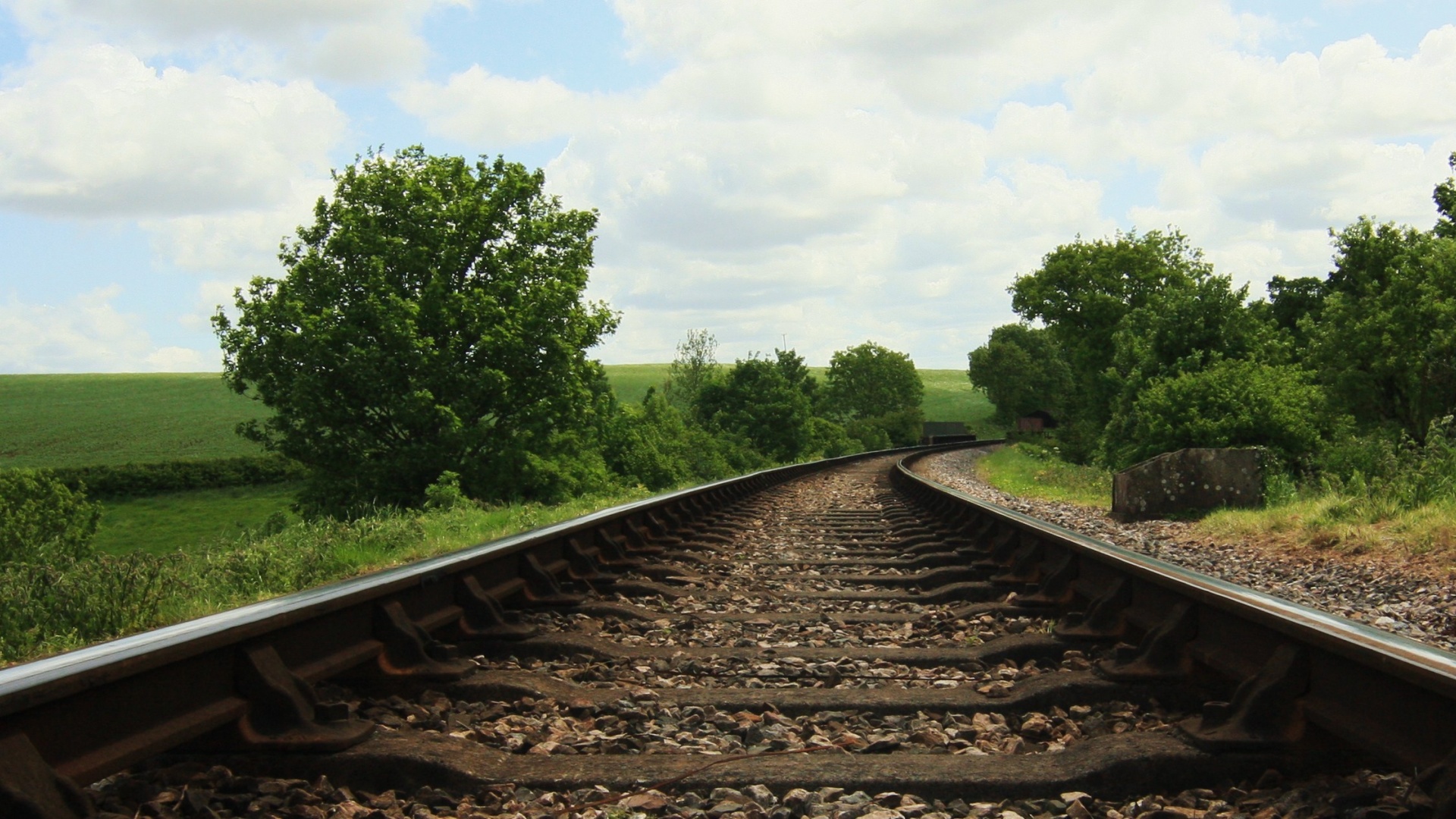 夏天铁路轨道风景电脑桌面动漫壁纸