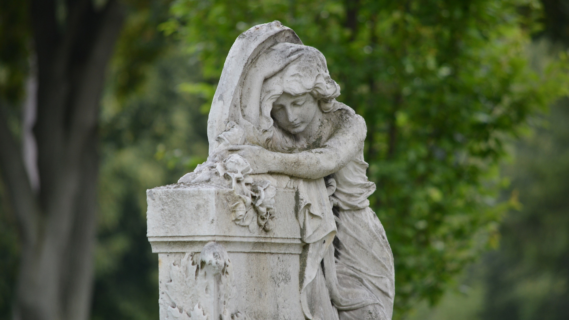 公园里的女孩雕塑风景壁纸，多款高清尺寸任你选